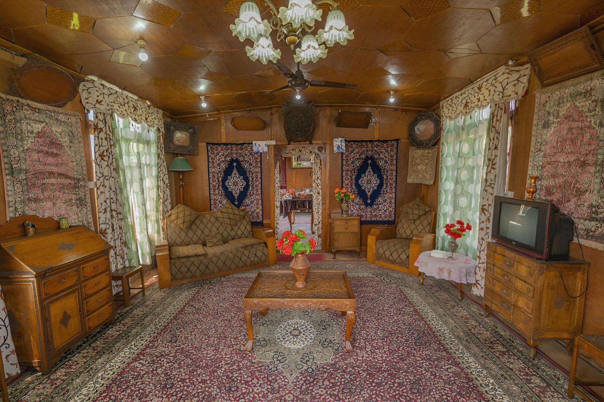 Dilnaaz Group Of Houseboats Hotel ศรีนาการ์ ภายนอก รูปภาพ