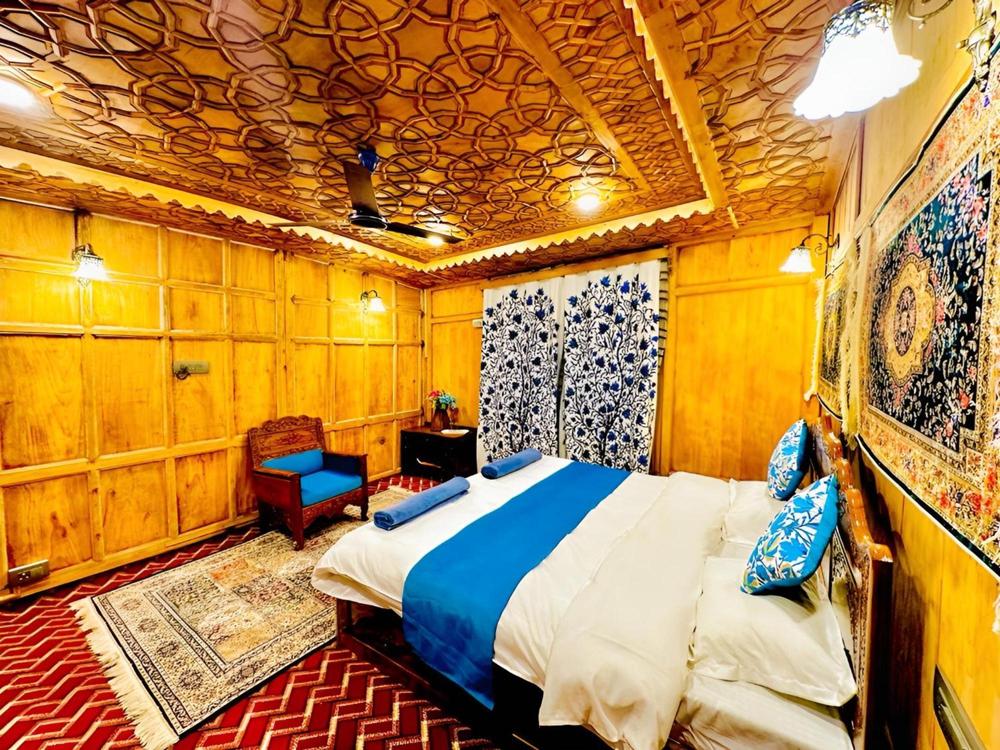 Dilnaaz Group Of Houseboats Hotel ศรีนาการ์ ภายนอก รูปภาพ