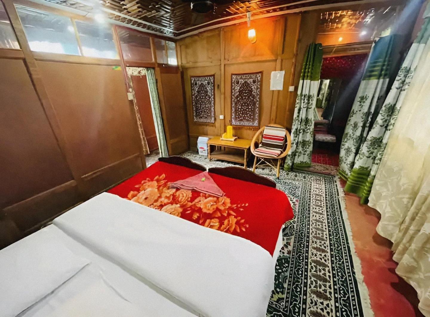 Dilnaaz Group Of Houseboats Hotel ศรีนาการ์ ภายนอก รูปภาพ