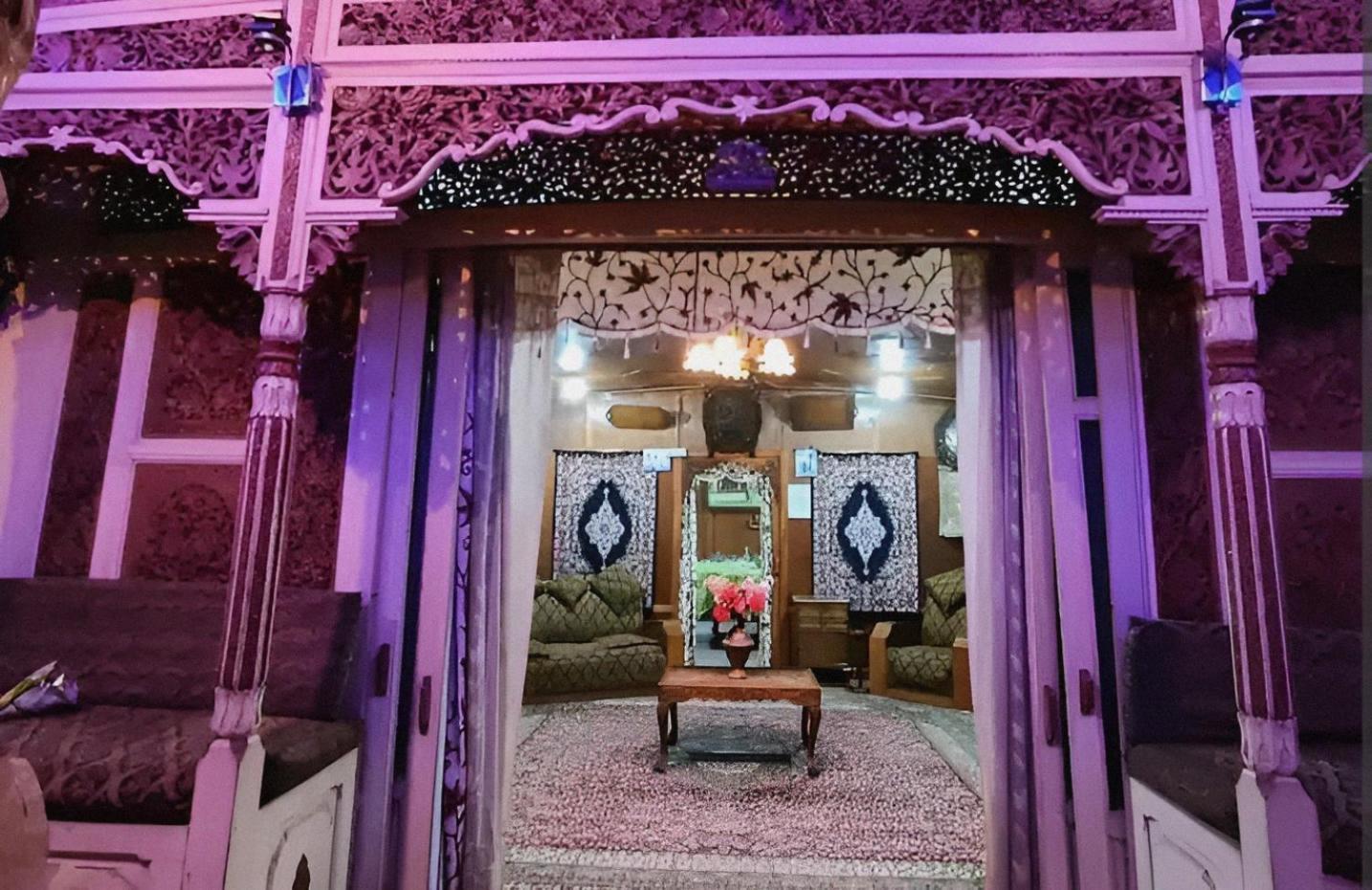 Dilnaaz Group Of Houseboats Hotel ศรีนาการ์ ภายนอก รูปภาพ