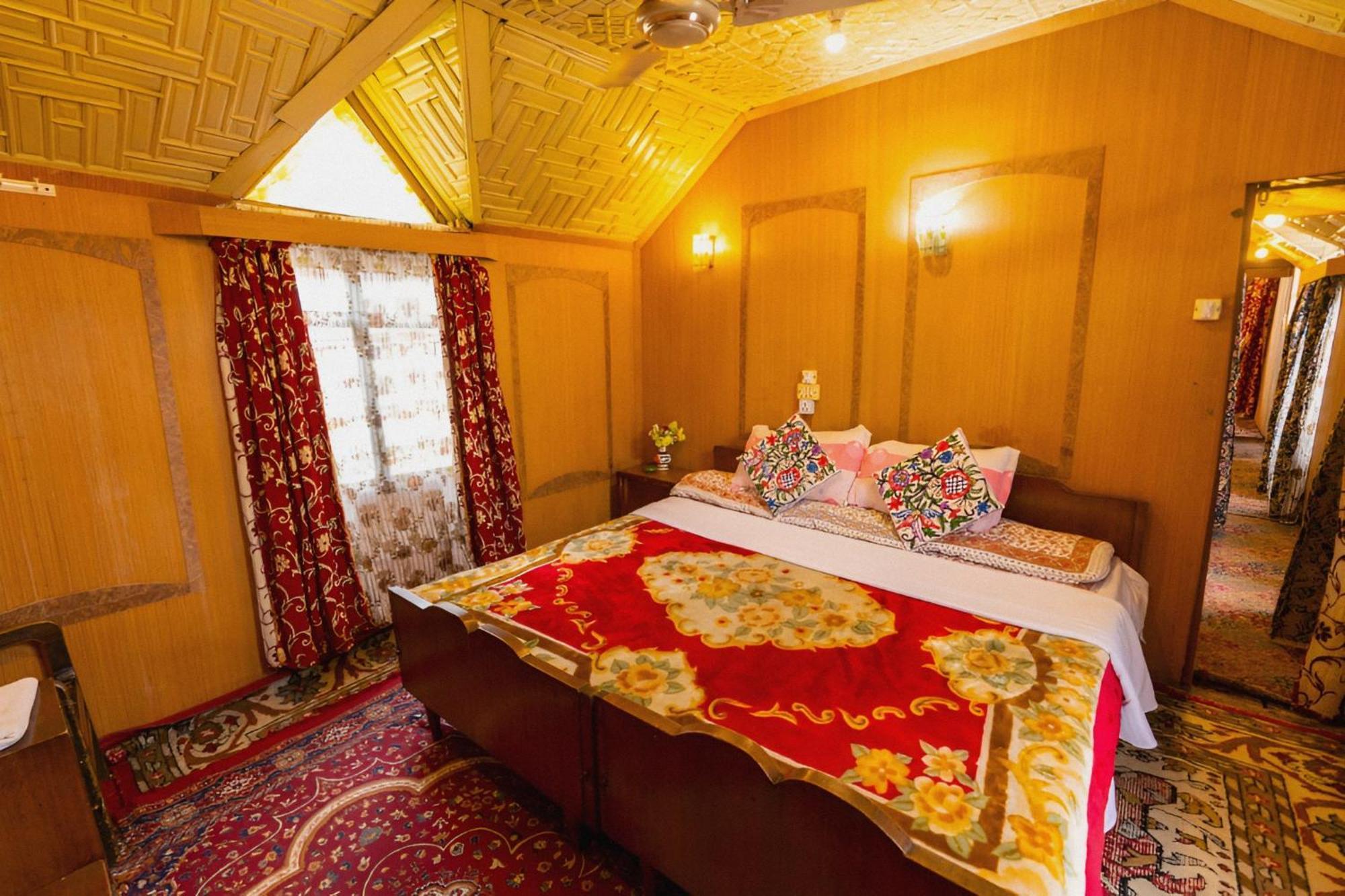 Dilnaaz Group Of Houseboats Hotel ศรีนาการ์ ภายนอก รูปภาพ