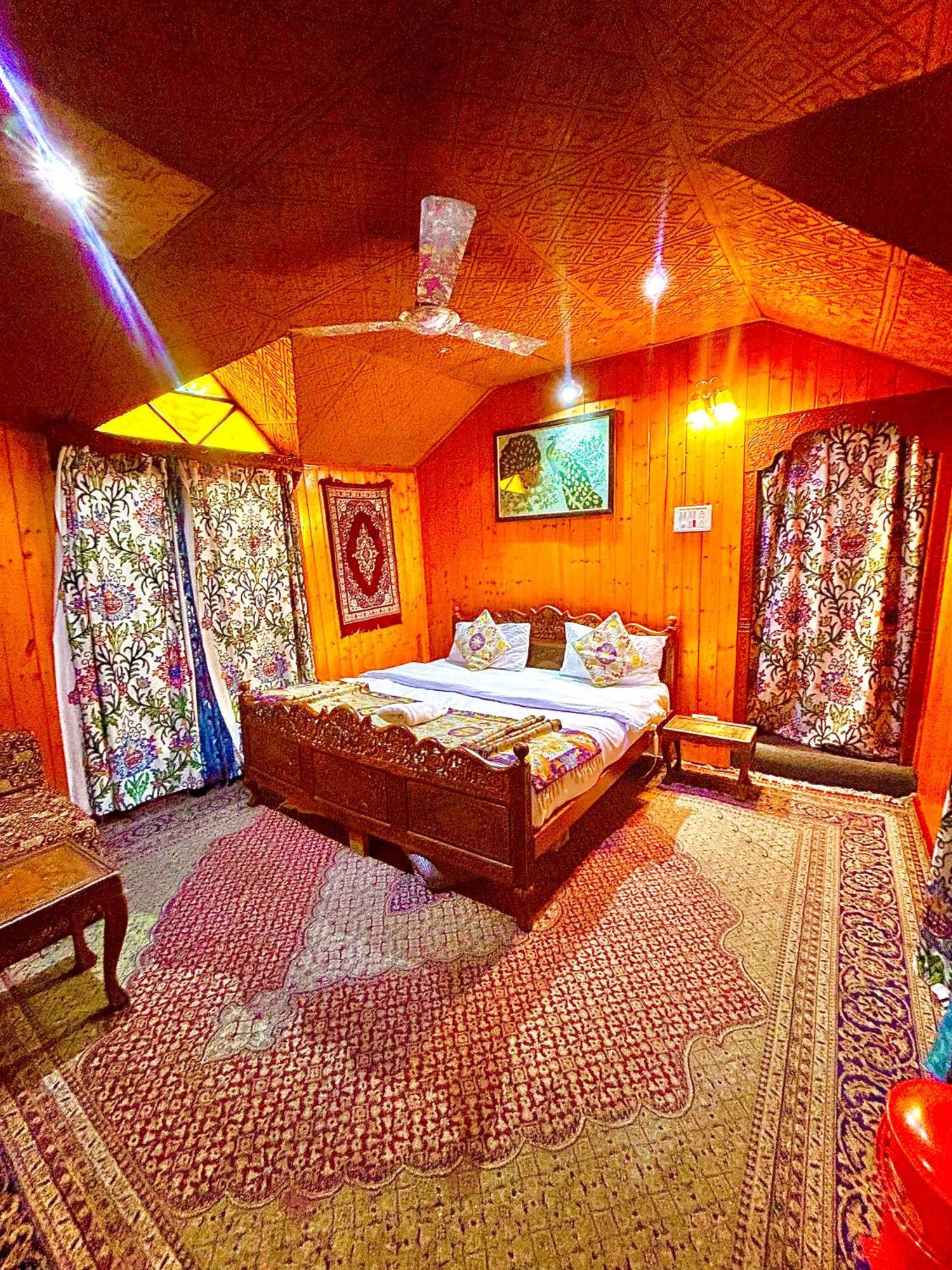 Dilnaaz Group Of Houseboats Hotel ศรีนาการ์ ภายนอก รูปภาพ