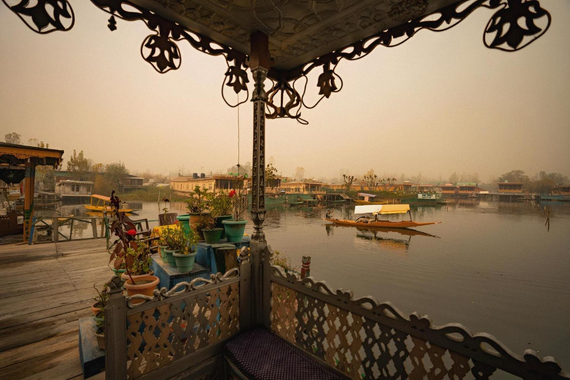 Dilnaaz Group Of Houseboats Hotel ศรีนาการ์ ภายนอก รูปภาพ