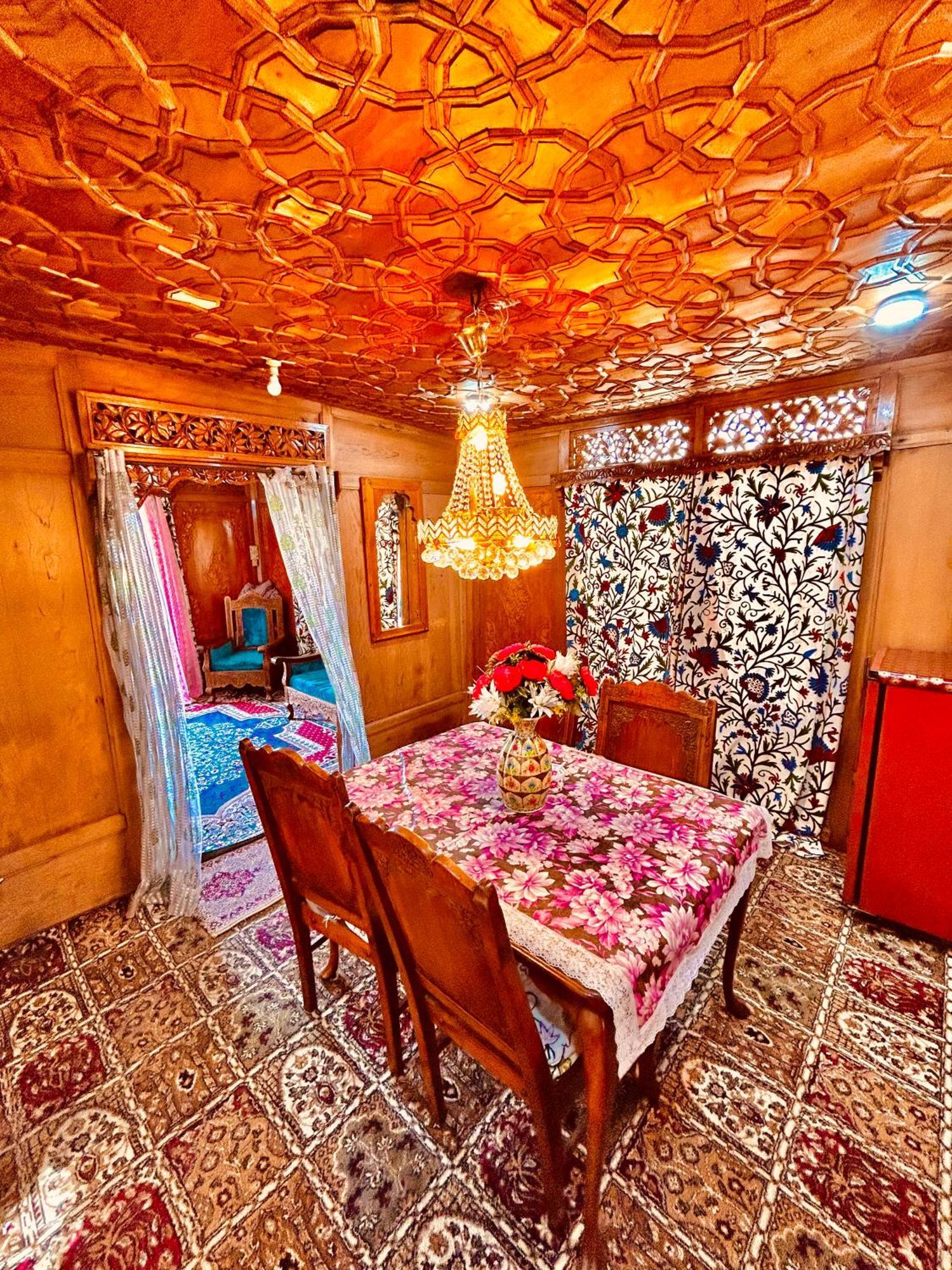 Dilnaaz Group Of Houseboats Hotel ศรีนาการ์ ภายนอก รูปภาพ