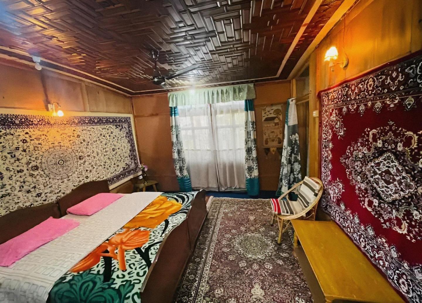 Dilnaaz Group Of Houseboats Hotel ศรีนาการ์ ภายนอก รูปภาพ