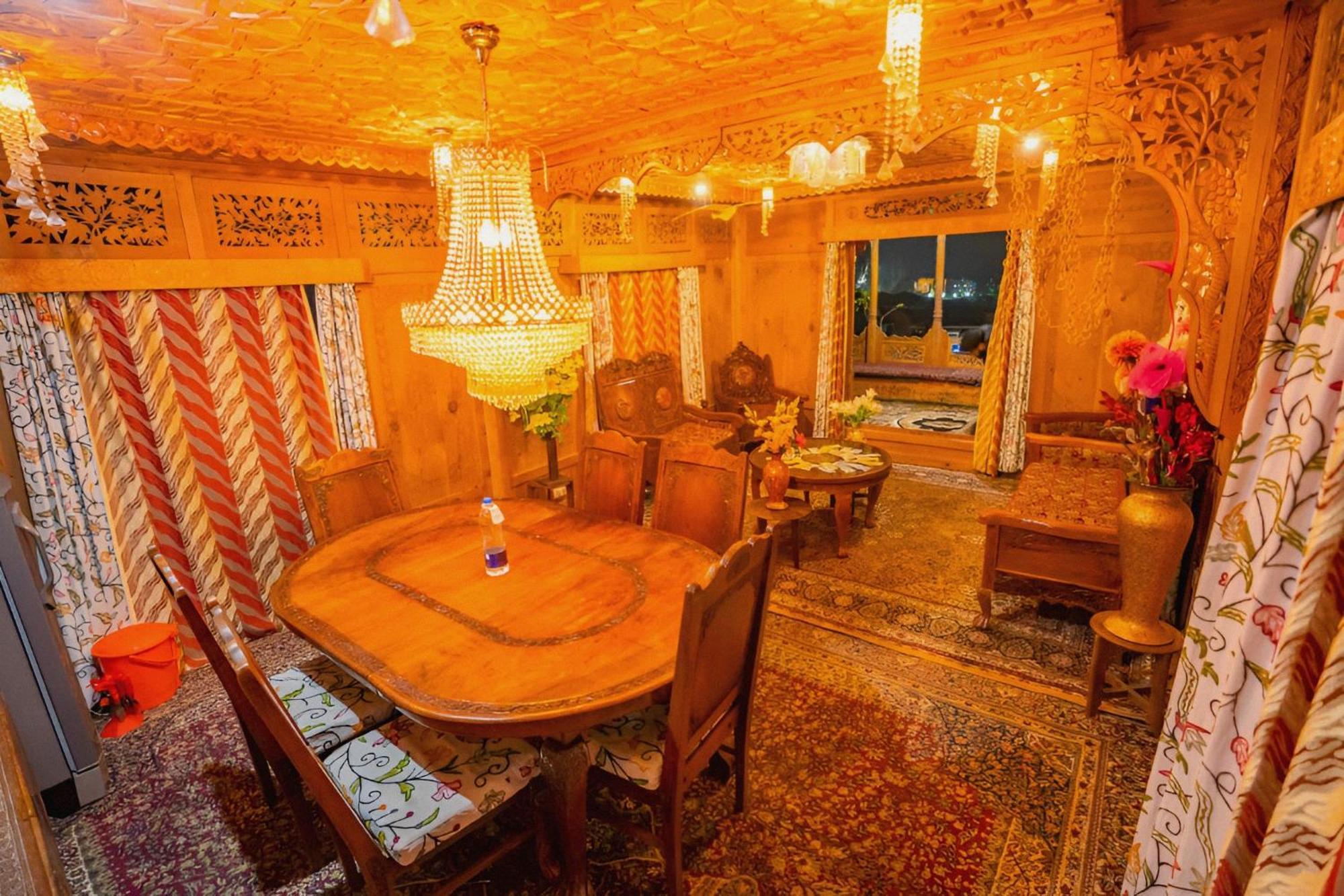 Dilnaaz Group Of Houseboats Hotel ศรีนาการ์ ภายนอก รูปภาพ