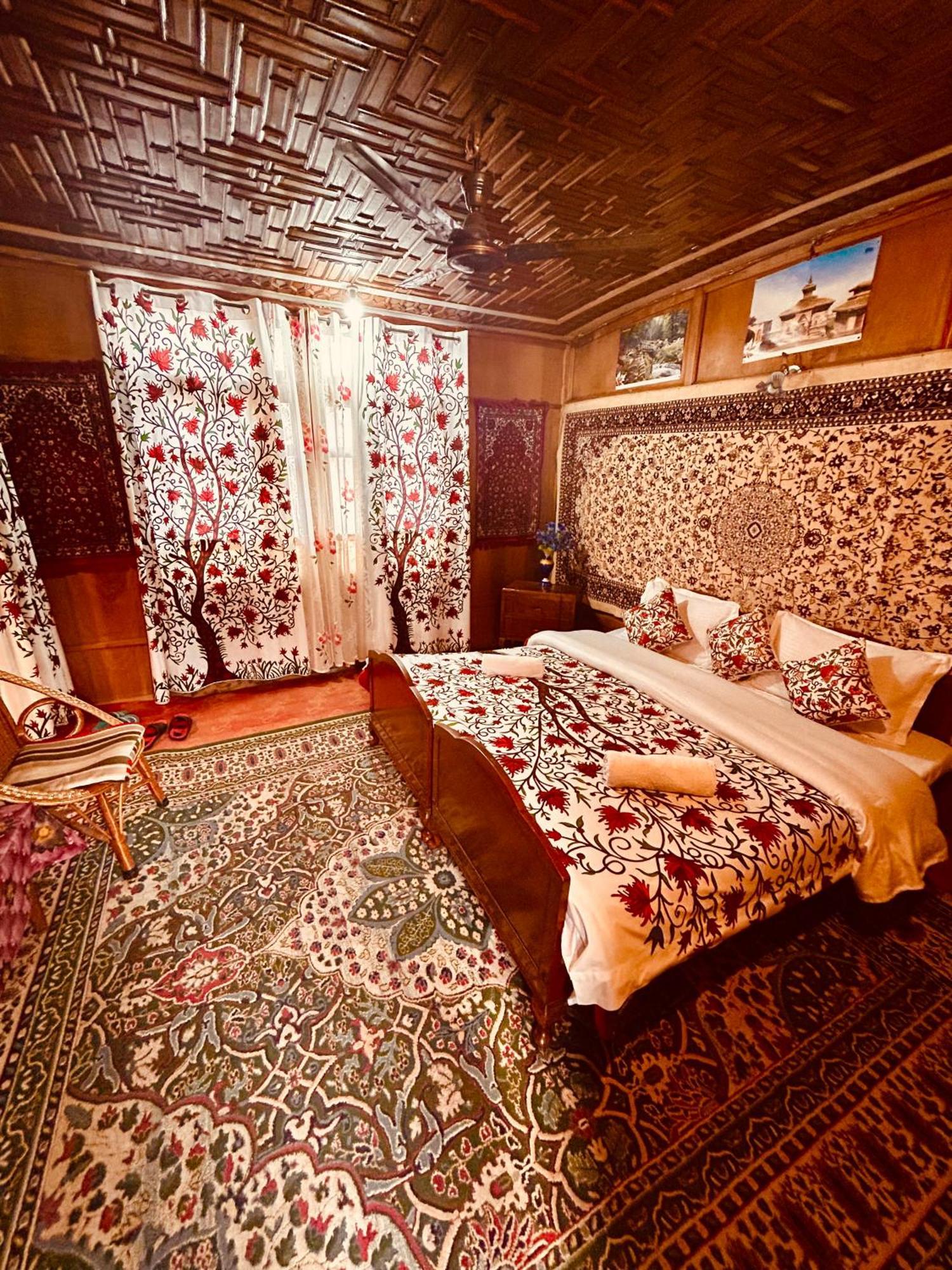 Dilnaaz Group Of Houseboats Hotel ศรีนาการ์ ภายนอก รูปภาพ