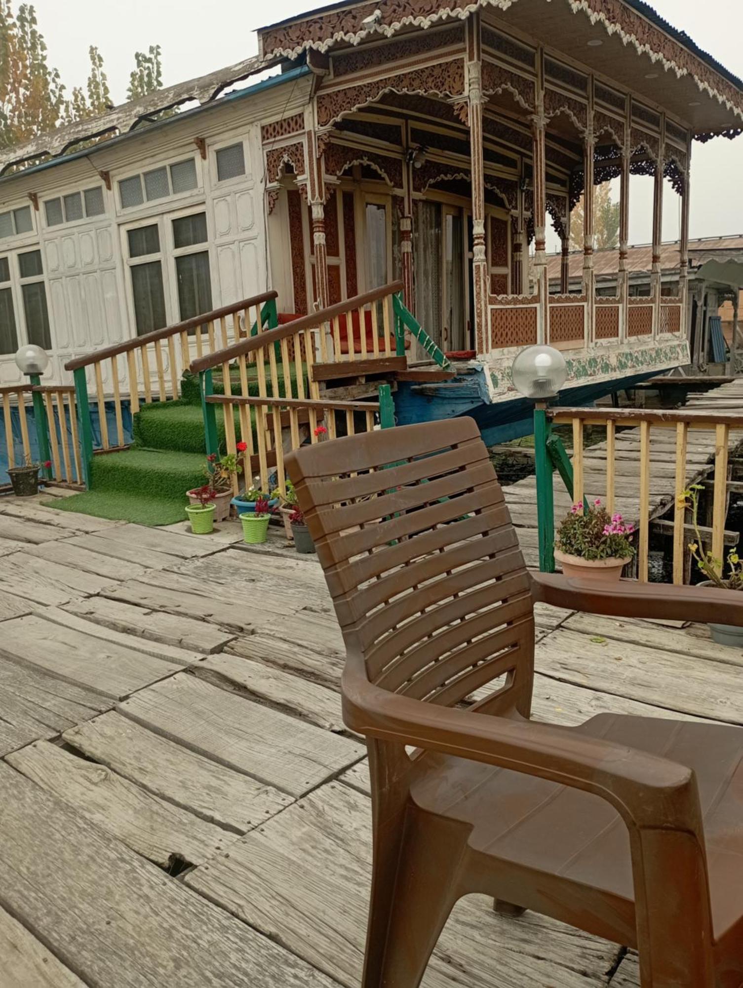 Dilnaaz Group Of Houseboats Hotel ศรีนาการ์ ภายนอก รูปภาพ