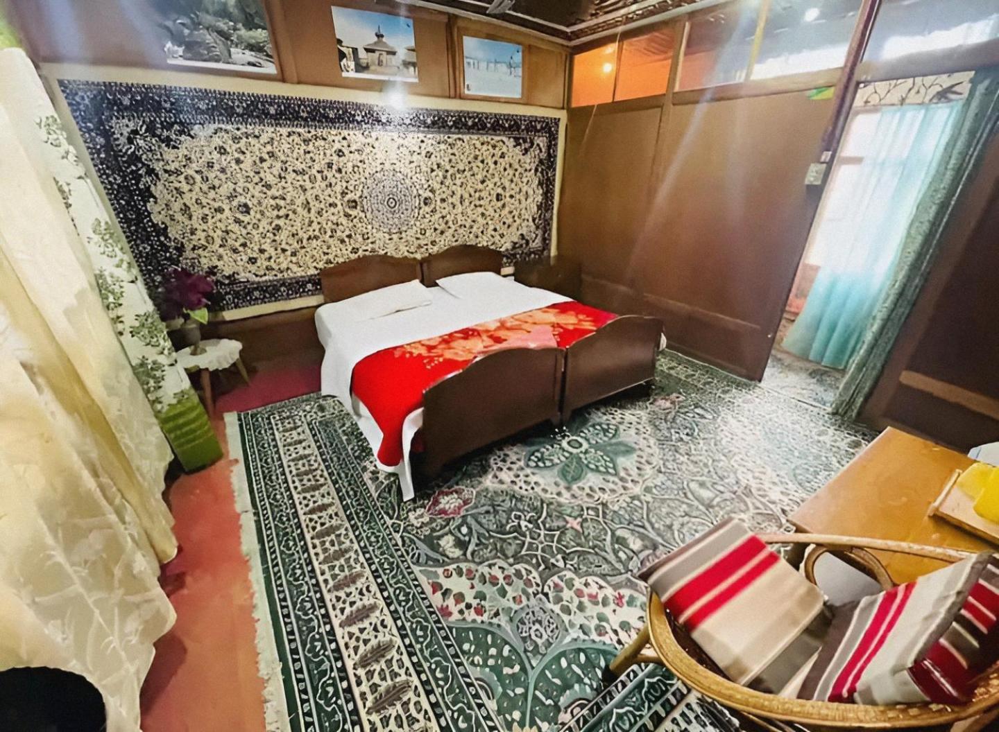 Dilnaaz Group Of Houseboats Hotel ศรีนาการ์ ภายนอก รูปภาพ