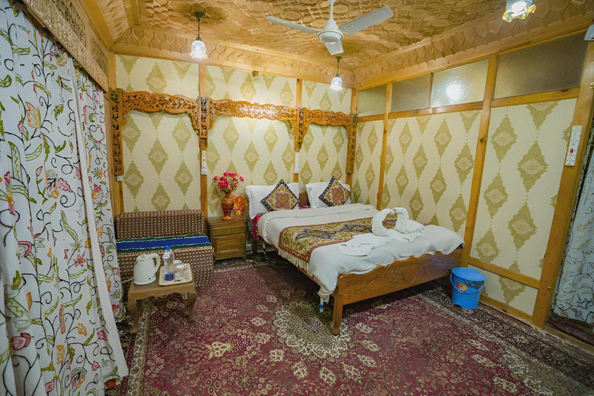 Dilnaaz Group Of Houseboats Hotel ศรีนาการ์ ภายนอก รูปภาพ