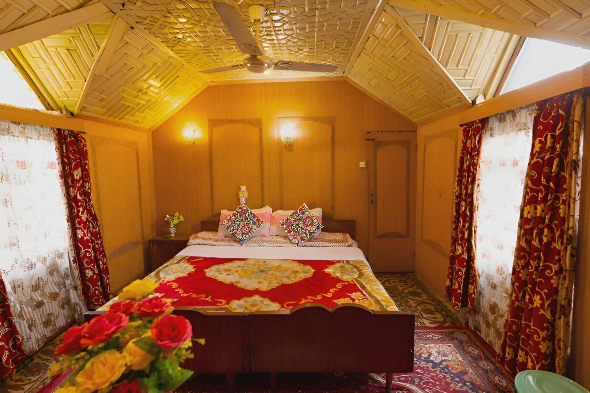 Dilnaaz Group Of Houseboats Hotel ศรีนาการ์ ภายนอก รูปภาพ
