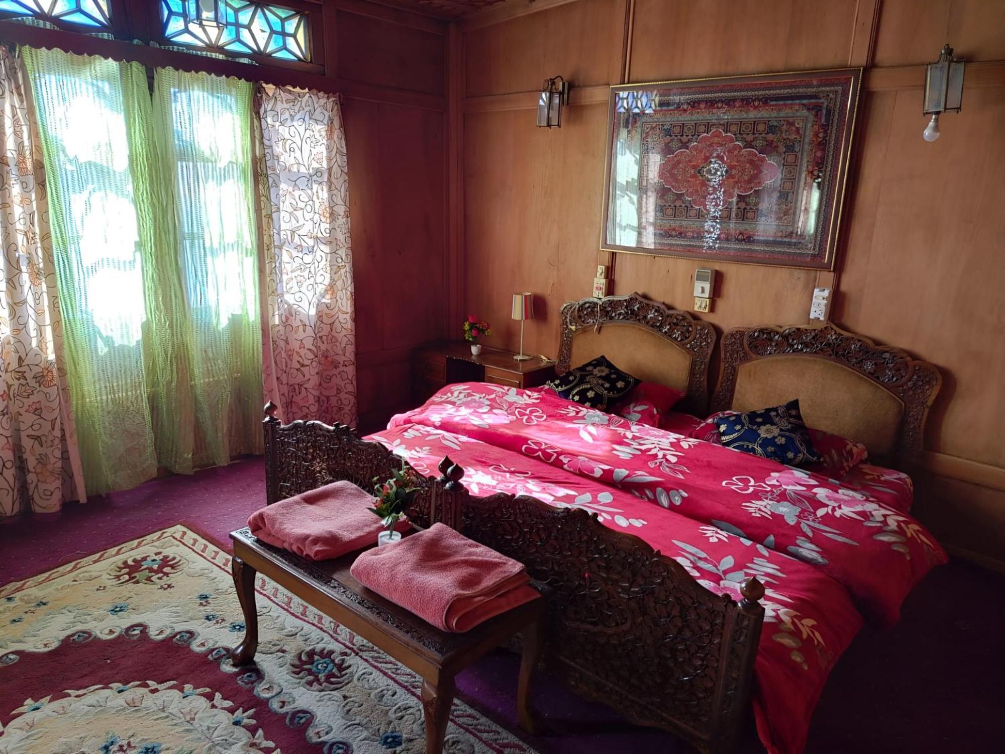 Dilnaaz Group Of Houseboats Hotel ศรีนาการ์ ภายนอก รูปภาพ