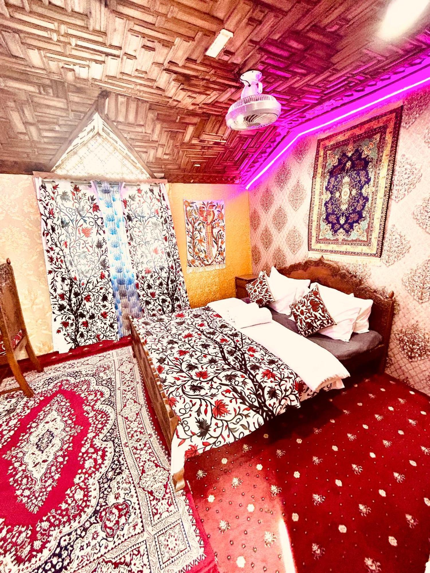 Dilnaaz Group Of Houseboats Hotel ศรีนาการ์ ภายนอก รูปภาพ