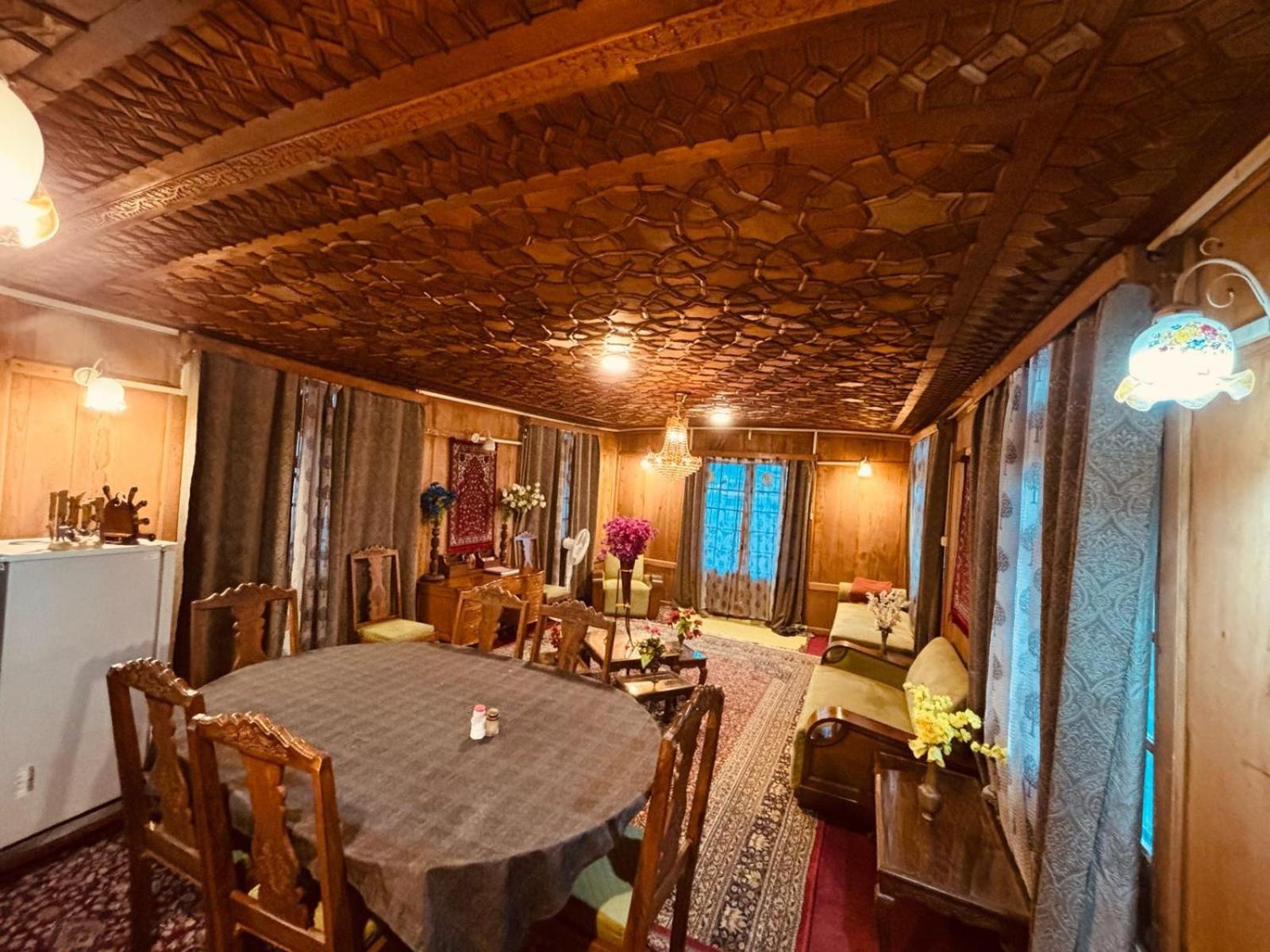 Dilnaaz Group Of Houseboats Hotel ศรีนาการ์ ภายนอก รูปภาพ