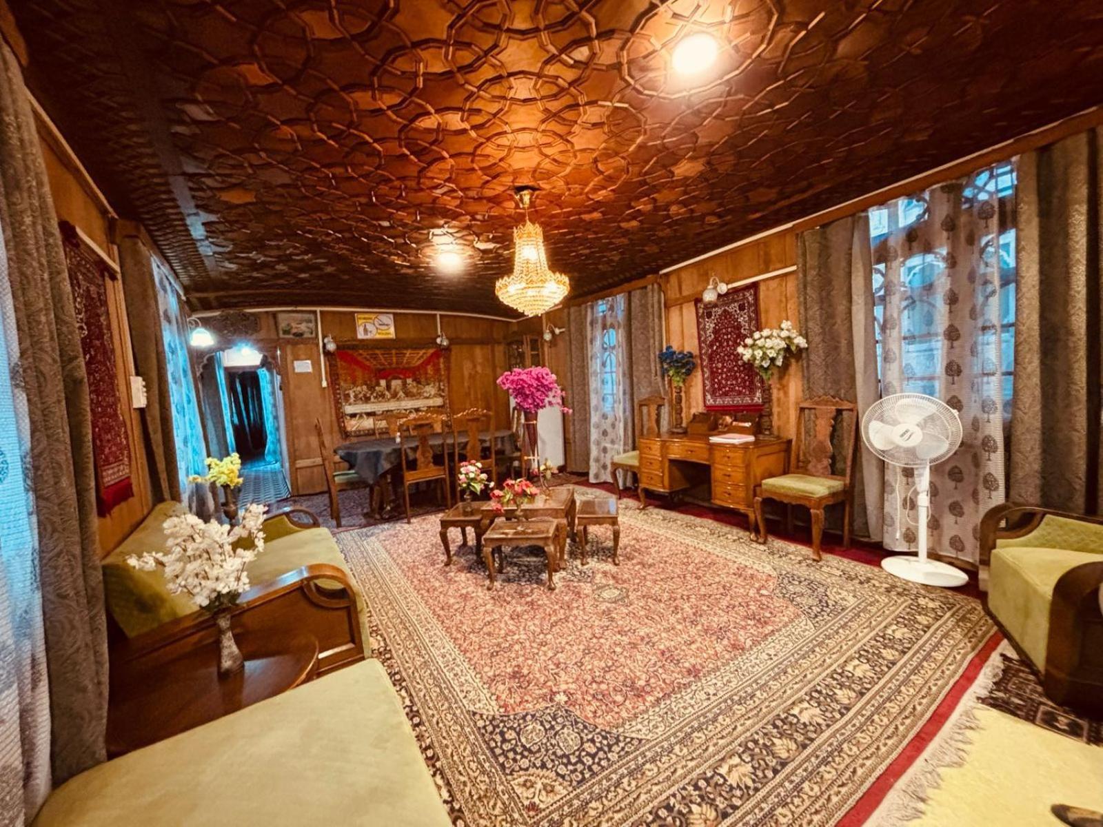 Dilnaaz Group Of Houseboats Hotel ศรีนาการ์ ภายนอก รูปภาพ