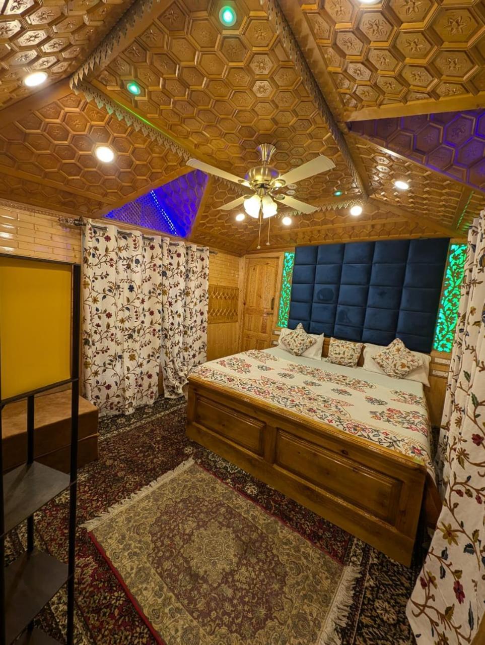 Dilnaaz Group Of Houseboats Hotel ศรีนาการ์ ภายนอก รูปภาพ