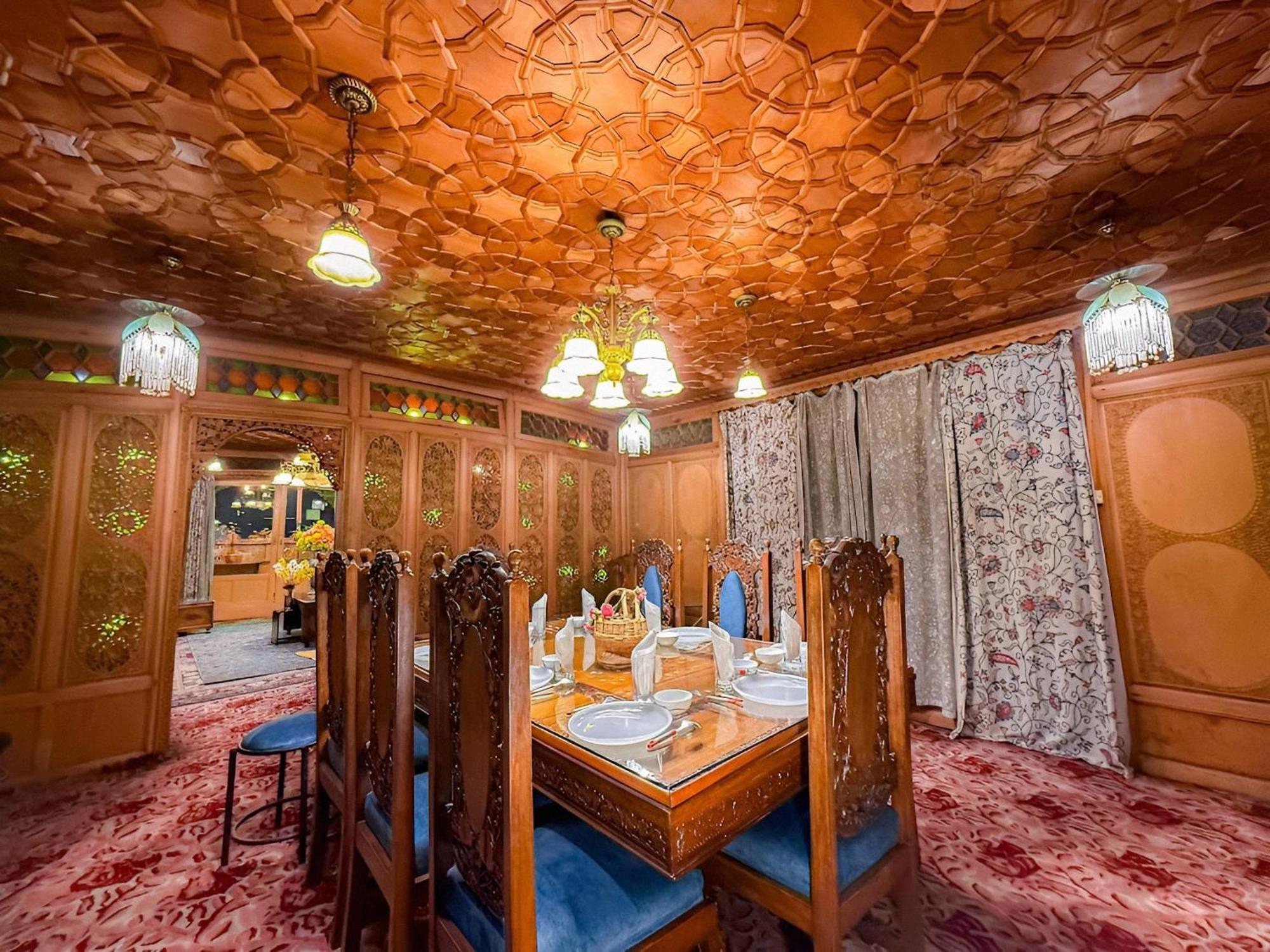 Dilnaaz Group Of Houseboats Hotel ศรีนาการ์ ภายนอก รูปภาพ