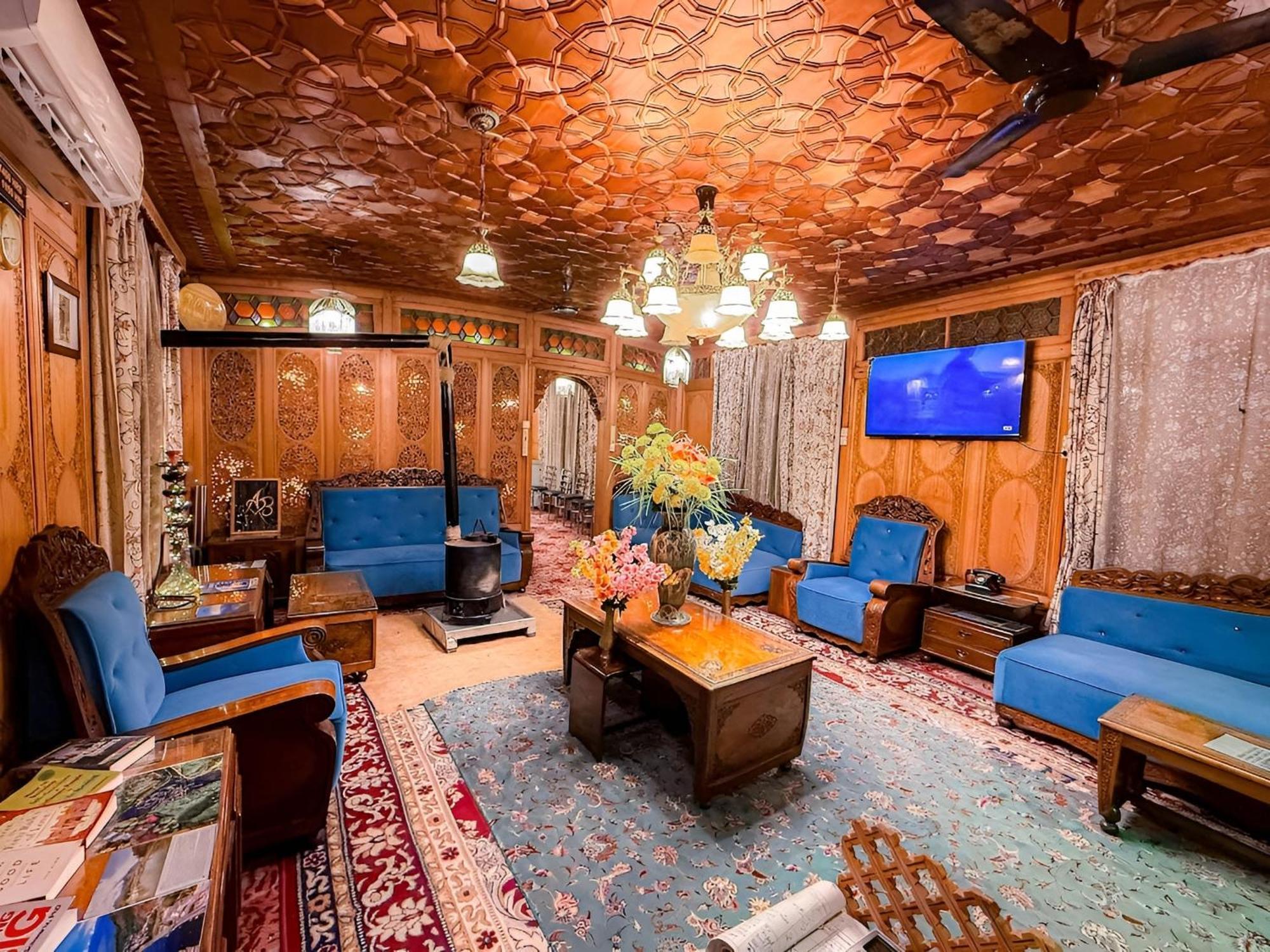 Dilnaaz Group Of Houseboats Hotel ศรีนาการ์ ภายนอก รูปภาพ