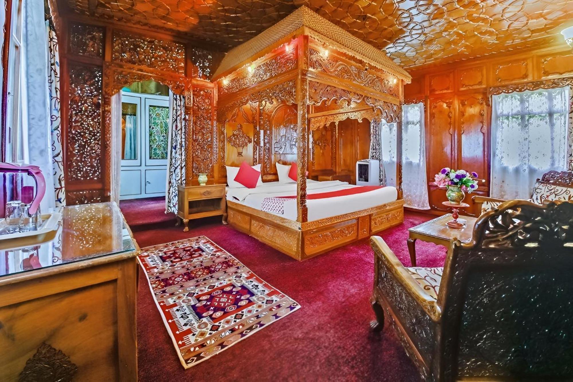 Dilnaaz Group Of Houseboats Hotel ศรีนาการ์ ภายนอก รูปภาพ
